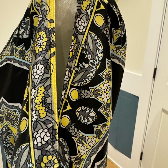 Le chateau peek-a-boo shoulders blouse - Picture 6 of 7